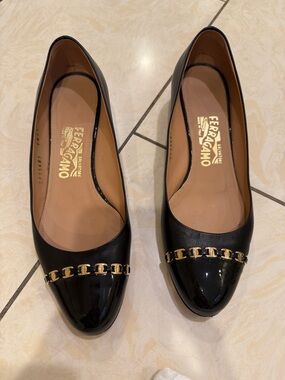 Salvatore Ferragamo Black Leather & Patent Toe Chain-Trim Flats size 8